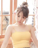 盛夏美少女写真，吊带背心牛仔短裤美少女居家可爱写真