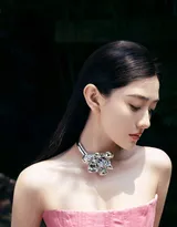 梁洁粉色芭比抹胸阔腿连体裤高清写真图片