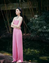 梁洁粉色芭比抹胸阔腿连体裤高清写真图片