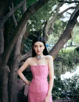 梁洁粉色芭比抹胸阔腿连体裤高清写真图片