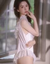 眼神迷人的高颜值美女白色蕾丝连体衣性感美背写真图片