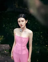 梁洁粉色芭比抹胸阔腿连体裤高清写真图片