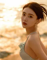 黎明还是黄昏，超美梁洁性感露背裙海边唯美高清图片