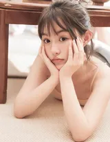 盛夏美少女写真，吊带背心牛仔短裤美少女居家可爱写真