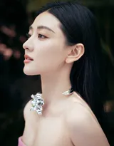 梁洁粉色芭比抹胸阔腿连体裤高清写真图片