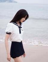 美女梁洁甜美靓丽白色水手服搭配黑色短裤海边唯美写真图片