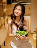 白鹿清新养眼吊带裙居家日常温馨写真图片