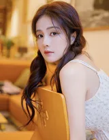 白鹿清新养眼吊带裙居家日常温馨写真图片