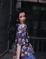 张婧仪大花衣裳牛仔裤复古时尚古街小巷美拍写真图片