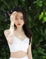 赵今麦性感可人白色小吊带套装户外清甜写真图片