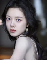 赵今麦性感可人白色小吊带套装户外清甜写真图片