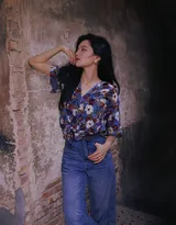 张婧仪大花衣裳牛仔裤复古时尚古街小巷美拍写真图片