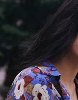 张婧仪大花衣裳牛仔裤复古时尚古街小巷美拍写真图片