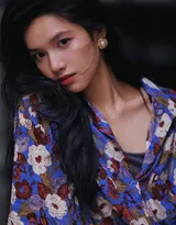 张婧仪大花衣裳牛仔裤复古时尚古街小巷美拍写真图片