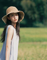 周也头戴草帽，感受稻田虫鸣的乡村生活清甜户外写真照