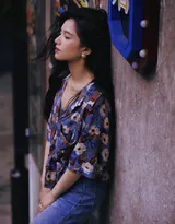 张婧仪大花衣裳牛仔裤复古时尚古街小巷美拍写真图片