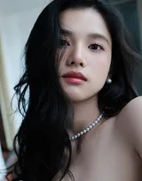 张婧仪性感大长卷发搭配珍珠项链，抹胸白裙仙气飘飘气质写真图片