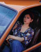 张婧仪大花衣裳牛仔裤复古时尚古街小巷美拍写真图片