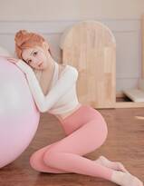 玫瑰少女，玩瑜伽球的性感个性粉色系穿搭美女紧身运动装私房写真照