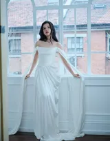 张婧仪性感大长卷发搭配珍珠项链，抹胸白裙仙气飘飘气质写真图片