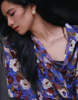 张婧仪大花衣裳牛仔裤复古时尚古街小巷美拍写真图片