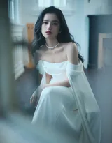 张婧仪性感大长卷发搭配珍珠项链，抹胸白裙仙气飘飘气质写真图片