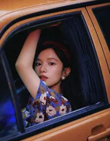 张婧仪大花衣裳牛仔裤复古时尚古街小巷美拍写真图片