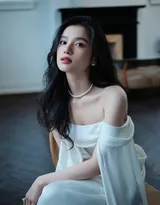 张婧仪性感大长卷发搭配珍珠项链，抹胸白裙仙气飘飘气质写真图片