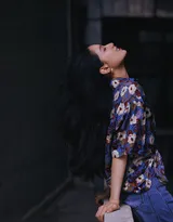 张婧仪大花衣裳牛仔裤复古时尚古街小巷美拍写真图片