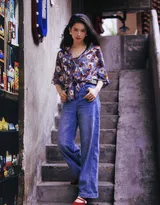 张婧仪大花衣裳牛仔裤复古时尚古街小巷美拍写真图片