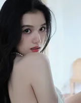 张婧仪性感大长卷发搭配珍珠项链，抹胸白裙仙气飘飘气质写真图片