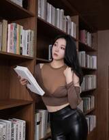 图书馆里遇见的性感长发女神anran紧身黑色皮裤穿搭显完美身材翘臀写真