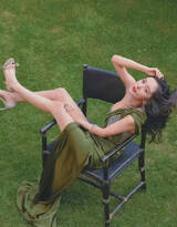 杨幂身着绿色长裙在屋前草地上慵懒惬意性感美腿图片