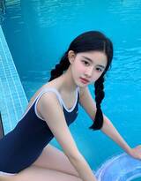双麻花辫漂亮美少女紧身连体比基尼死库水泳池唯美写真照片
