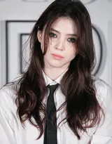 韩素希白衬衫，黑领带，搭配烟熏恶女妆，简单又魅惑活动图片