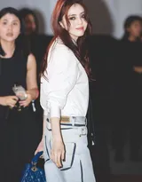 韩素希白衬衫，黑领带，搭配烟熏恶女妆，简单又魅惑活动图片