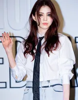 韩素希白衬衫，黑领带，搭配烟熏恶女妆，简单又魅惑活动图片