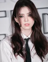 韩素希白衬衫，黑领带，搭配烟熏恶女妆，简单又魅惑活动图片