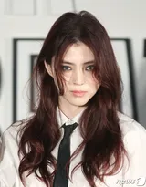 韩素希白衬衫，黑领带，搭配烟熏恶女妆，简单又魅惑活动图片