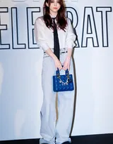 韩素希白衬衫，黑领带，搭配烟熏恶女妆，简单又魅惑活动图片