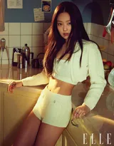 韩国女星Jennie金智妮居家厨房也性感写真图片