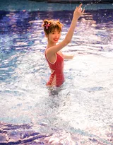 笑容迷人毛晓彤红色格纹连体比基尼泳池写真美照