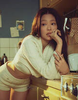 韩国女星Jennie金智妮居家厨房也性感写真图片