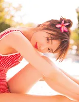 笑容迷人毛晓彤红色格纹连体比基尼泳池写真美照