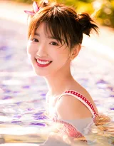 笑容迷人毛晓彤红色格纹连体比基尼泳池写真美照