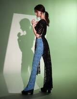 美女明星娜然黑色蕾丝衣搭配个性牛仔裤酷美写真图片