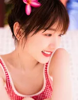 笑容迷人毛晓彤红色格纹连体比基尼泳池写真美照