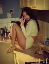 韩国女星Jennie金智妮居家厨房也性感写真图片