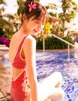 笑容迷人毛晓彤红色格纹连体比基尼泳池写真美照