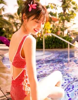 笑容迷人毛晓彤红色格纹连体比基尼泳池写真美照